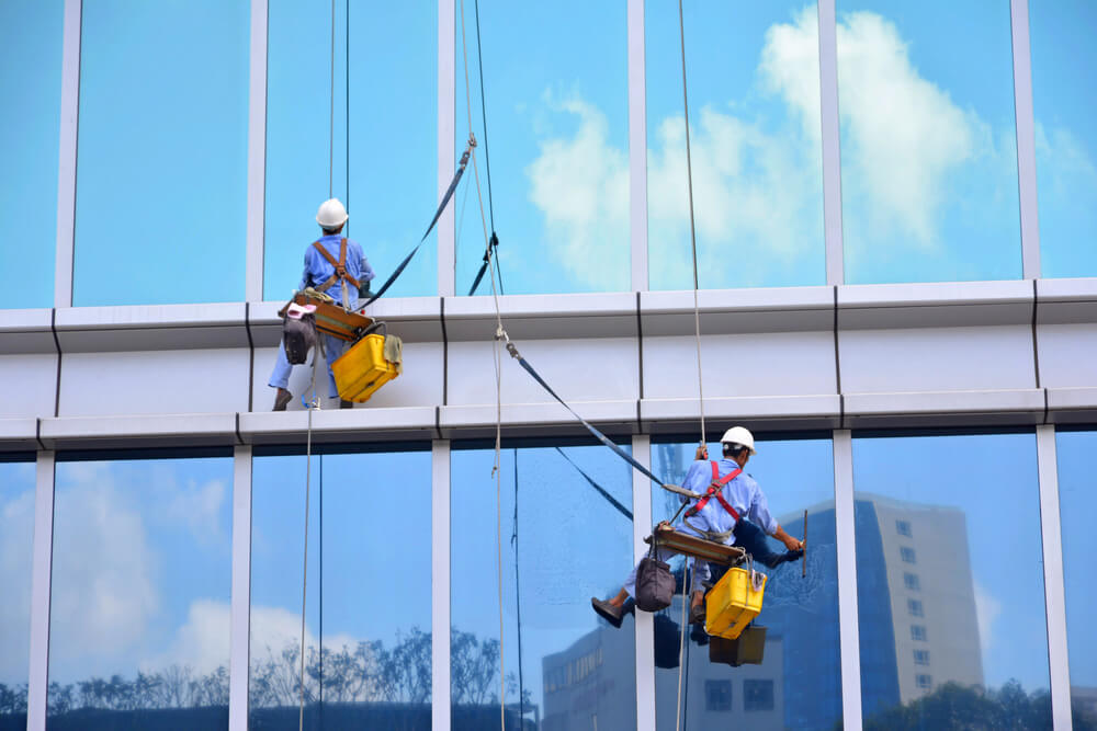 Mycie okien na wysokości — zasady bezpieczeństwa
