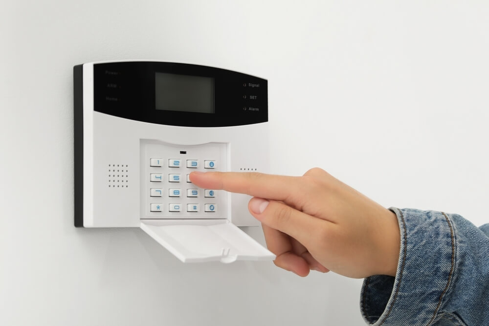 Alarm na baterie z powiadomieniem i bez — czy to dobry wybór?
