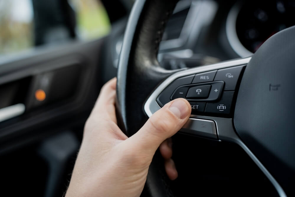 Jak działa tempomat i do czego służy?